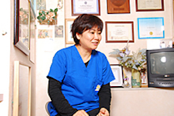 堤　三告子医師