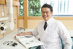 飯野　雅一医師